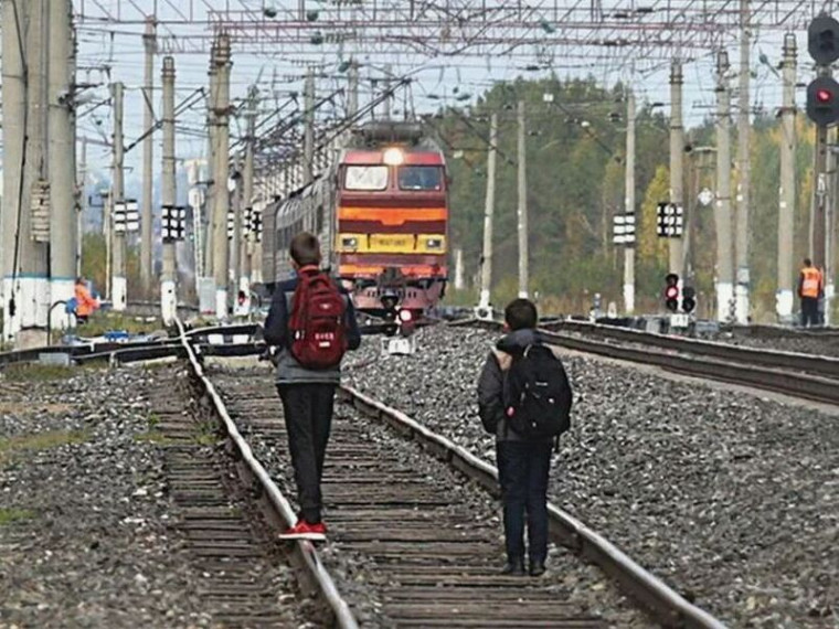 В рамках месячника «Уступи дорогу поездам!» в 7 классе прошла беседа «Безопасность на железной дороге».